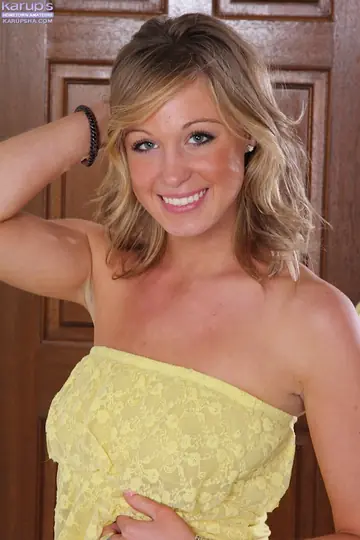 Ashley Jones – Blonde Amateur Undresses and Spreads Her Legs Wide
