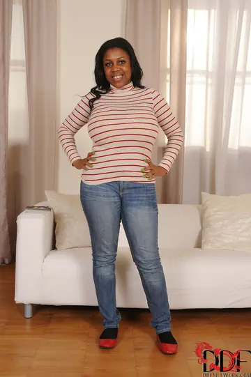 Maserati Xxx – Thick Ebony Woman Shows Her Big Tits and Feet in Close-Up