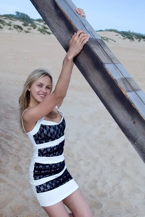 Luciana A: Blonde Shows Her Natural Tits on the Beach – photo 21 of 21