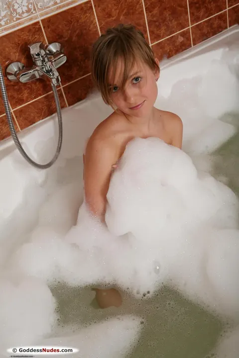 Skinny Babe Soaks in a Bubble Bath and Spreads – photo 12 of 21