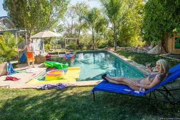 Leya Falcon – Thick Blonde MILF Squirts During Outdoor Anal in a Bikini