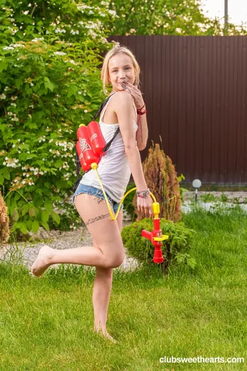Tea Mint – Slim European Blonde Strips Out of Her Shorts Outdoors