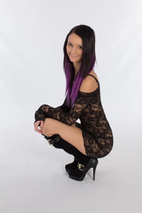 Paisley Pepper: Petite Brunette Flaunts Dress and High Heels – photo 2 of 15
