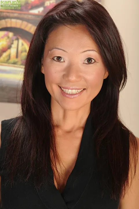 Natsuko Kurosawa: Asian MILF Fingers Her Pussy on the Sofa – photo 1 of 16