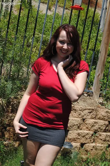 Alisyn Carliene – European Redhead MILF Spreads Outdoors