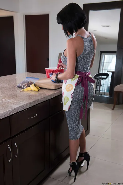 Veronica Avluv: Busty MILF in Glasses Gives a Blowjob Then Gets Fucked in the Kitchen – photo 9 of 21