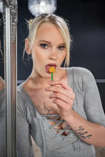 Ariela Donovan – Tall Hungarian Blonde Takes Anal in Stockings for a Facial