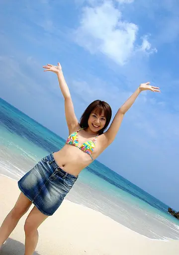Chikaho Ito – Japanese MILF in a Bikini Spreads Her Legs on the Beach