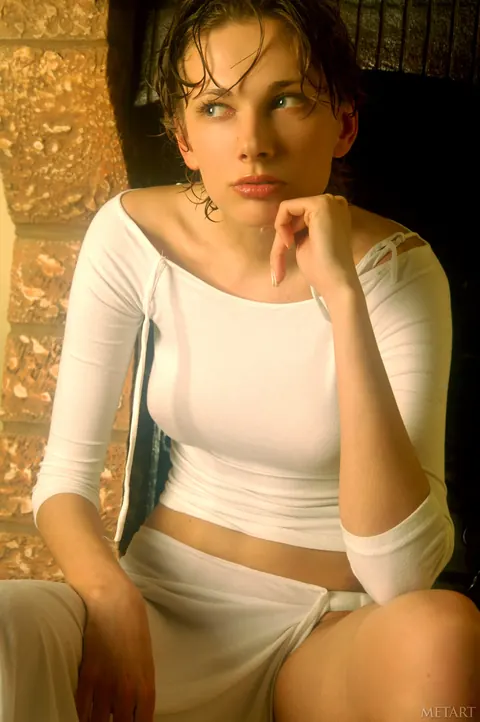 Busty Babe Spreads Her Legs and Shows Her Pussy – photo 4 of 21