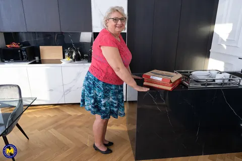 Mature BBW Flashes Her Panties in the Kitchen – photo 6 of 15