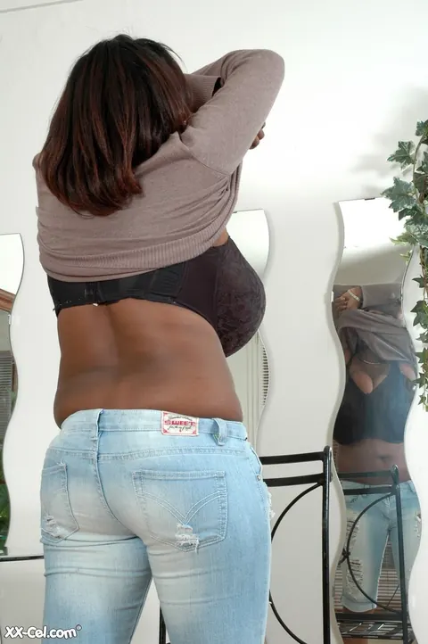 Miosotis: Thick Ebony Babe with Big Tits Peels Off Her Shorts – photo 4 of 20