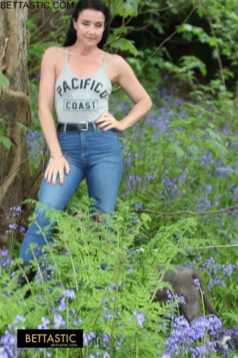Brunette MILF Poses in Jeans Outdoors – photo 8 of 15