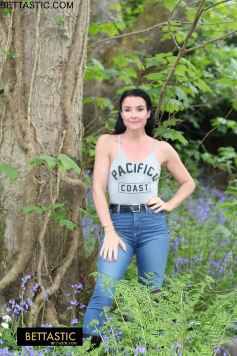 Brunette MILF Poses in Jeans Outdoors – photo 10 of 15