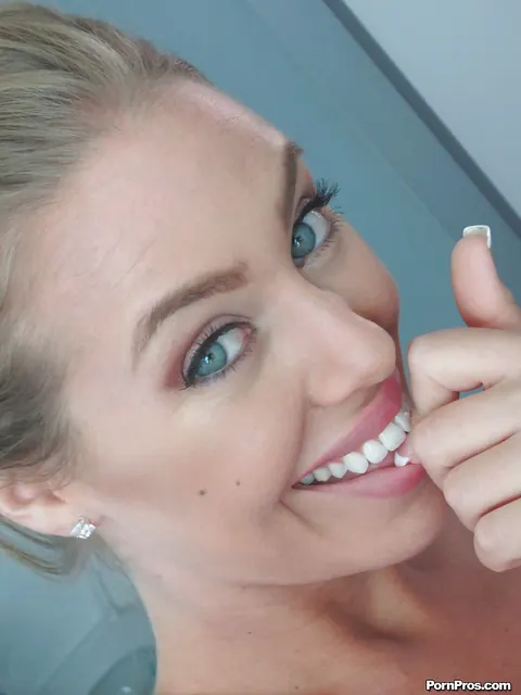 Nicole Aniston: Thick Blonde Lifts Her Skirt for Mirror Selfies – photo 3 of 16