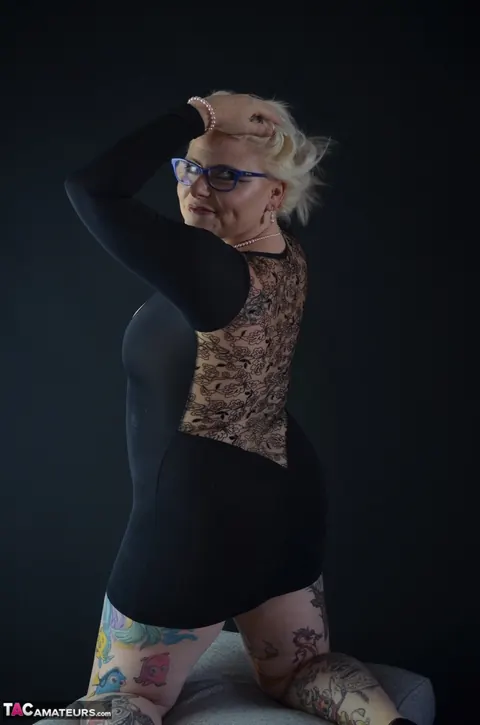 Mollie Foxxx: Thick British MILF in Glasses Poses Nude – photo 5 of 16