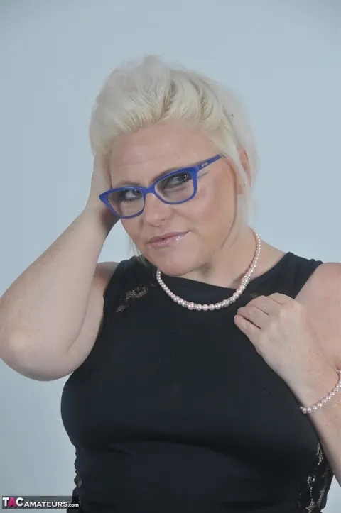 Mollie Foxxx: Thick British MILF in Glasses Poses Nude – photo 9 of 16