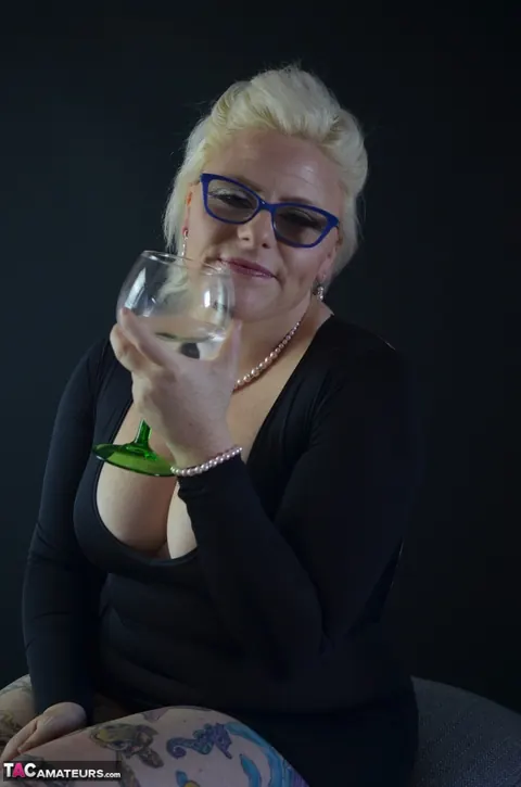 Mollie Foxxx: Thick British MILF in Glasses Poses Nude – photo 1 of 16