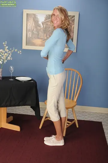 Brynn Hunter – Tall Blonde MILF in Lingerie Spreads Her Legs and Shows Her Feet