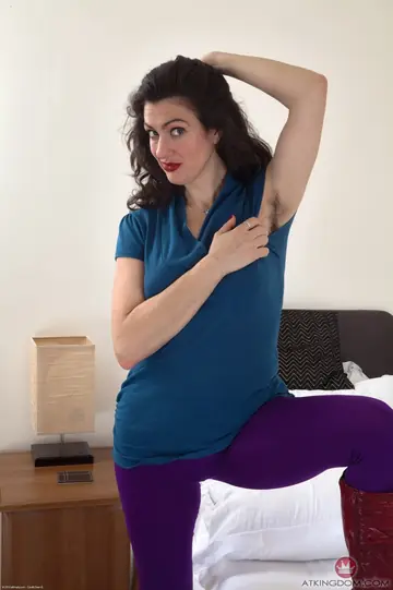 Sadie Lune – Tall Brunette MILF Pulls Pantyhose Aside to Finger Her Hairy Pussy