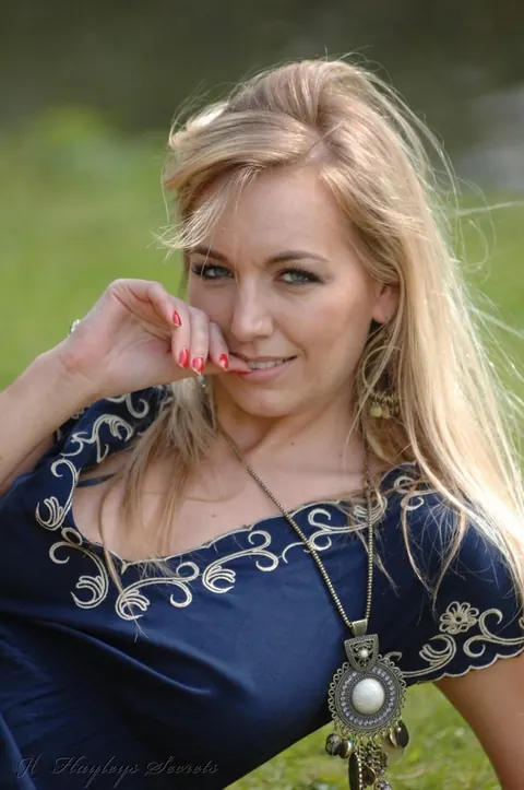 Hayley Marie Coppin: British Blonde MILF Lifts Her Skirt Outdoors in a Public Park – photo 10 of 12