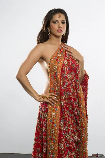 Sunny Leone – Indian Brunette in a Skirt Shows Off Her Big Tits
