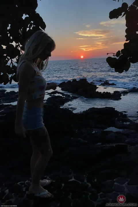 Kenzie Reeves: Petite Blonde Shows Her Small Tits and Tattoo on the Beach – photo 18 of 20