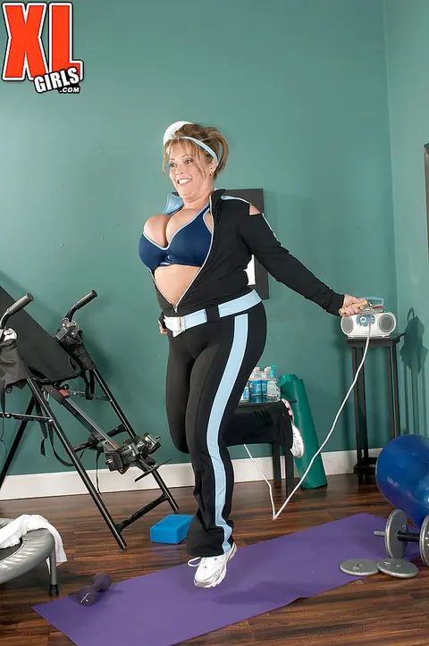 Savannah Phair: Thick MILF Shows Off Her Big Tits After Gym Workout – photo 5 of 16