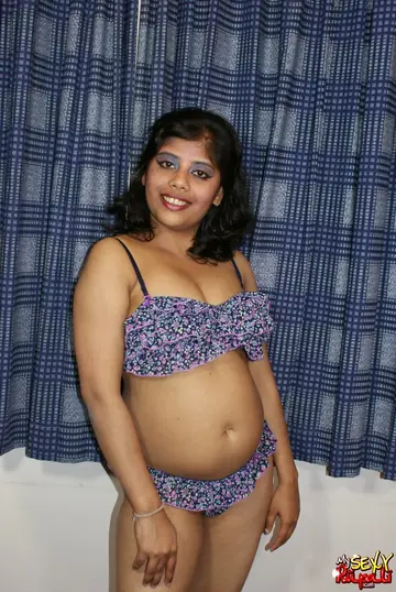 Curvy Indian MILF Peels Off Her Lingerie for Nude Posing
