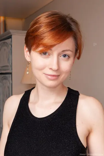 Lilu Rose – Thick Short-Haired Redhead Bares Her Big Tits and Fingers Her Hairy Bush