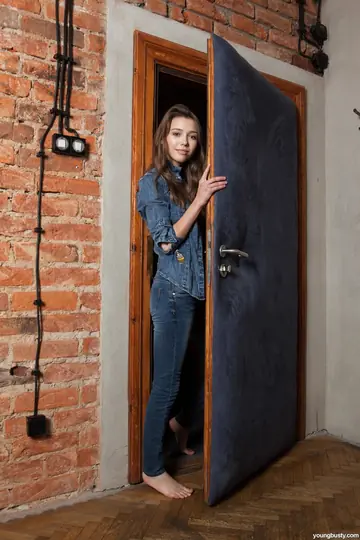 Mila Azul – Slim Ukrainian Brunette Unbuttons Her Jeans and Spreads Her Shaved Pussy