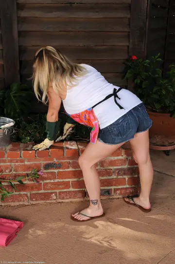 Allyza Blue – Curvy Blonde MILF Shows Her Pierced Pussy Outdoors