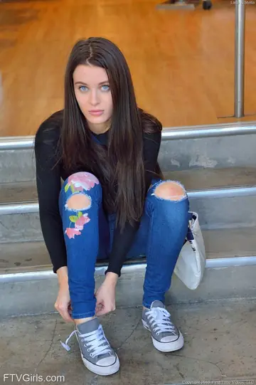 Lana Rhoades – British Lesbians in Jeans Share a Dildo and Lick Pussy Outdoors