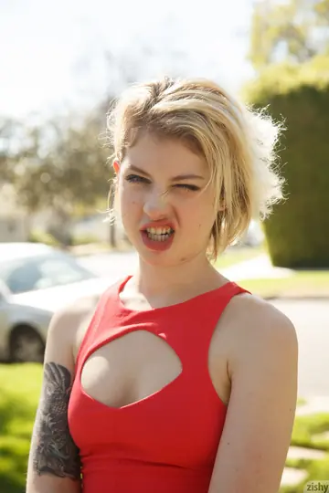 Kris Ekmard – Thick Blonde Flashes Her Big Ass and Spreads Outdoors