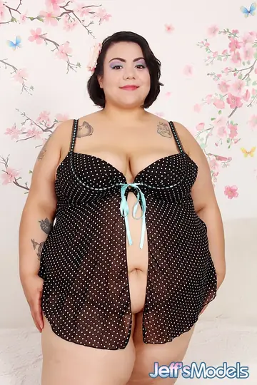 Mia Riley – BBW Brunette with Big Tits Toys Her Shaved Pussy in Lingerie