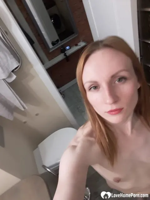 Slim Redhead Poses Nude for Bathroom Selfies – photo 13 of 20