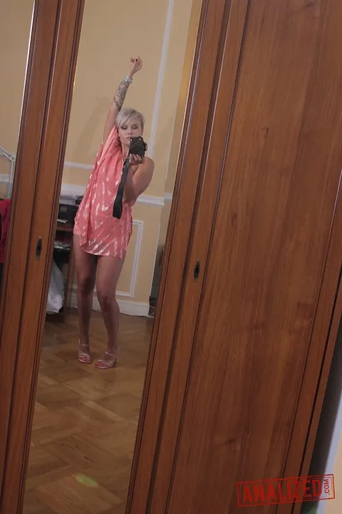Oxy Summer: Blonde MILF in High Heels Shows Anal Play – photo 2 of 20