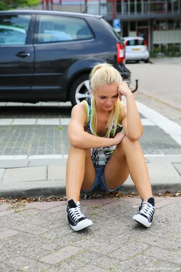 Vanda Lust – Petite Blonde Fucks a Stranger Outdoors
