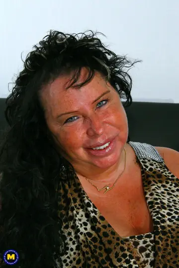 Curvy MILF with Big Tits Spreads Her Pussy in Lingerie and Heels
