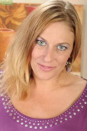 Madison Paige – Thick Blonde MILF Undresses and Spreads Her Pussy Wide for the Camera