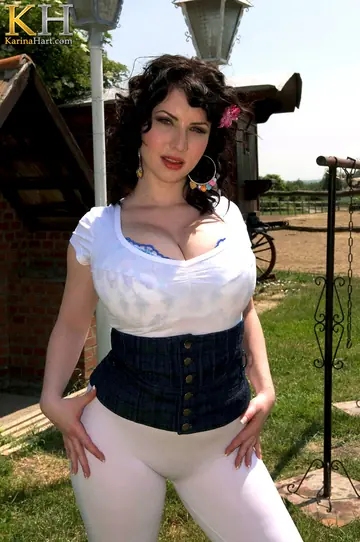 Karina Hart – Thick Brunette MILF with Big Natural Tits Spreads Her Pussy Outdoors