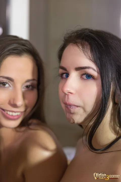 Carla Crouz & Kittina Coxxx: Two Slim Brunettes Share a Man in a Threesome – photo 14 of 16