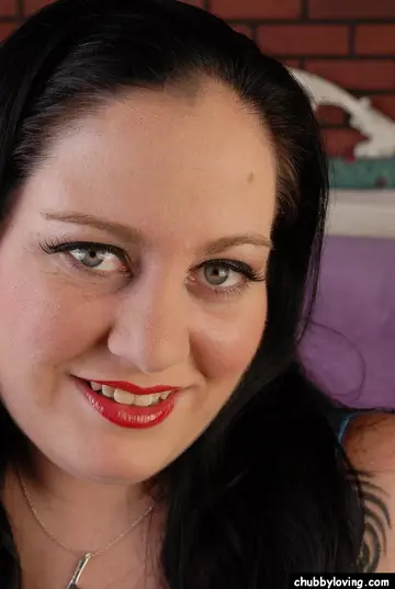 Glory Foxxx – Curvy Brunette MILF with Big Tits Undresses and Fingers Her Pussy
