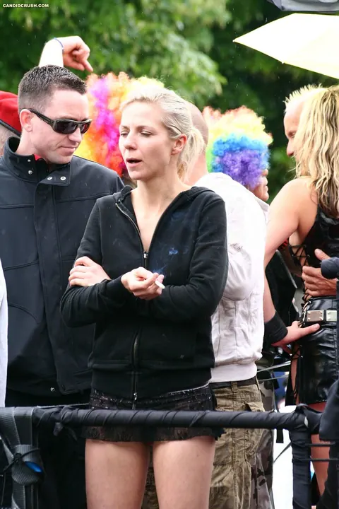 Woman in Cosplay Boots and Shorts Flashes in Public – photo 4 of 16