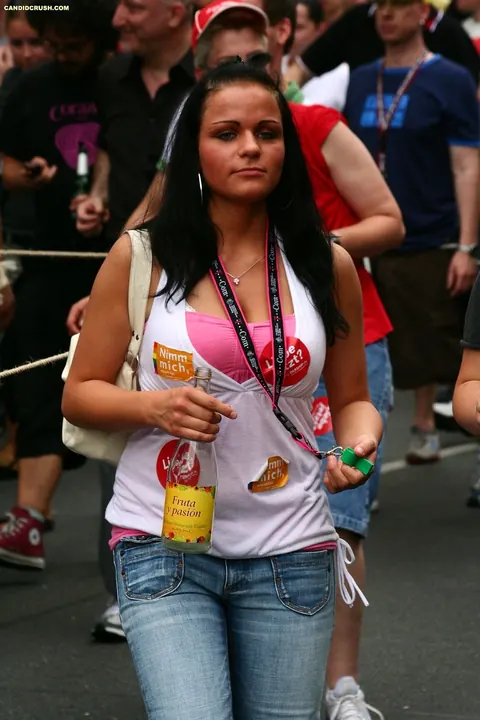 Tattooed Woman Shows Her Big Tits in Jeans and Leather Outdoors – photo 5 of 16
