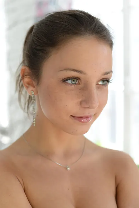 Foxy Di: Brunette Strips Nude and Poses for the Lens – photo 21 of 21