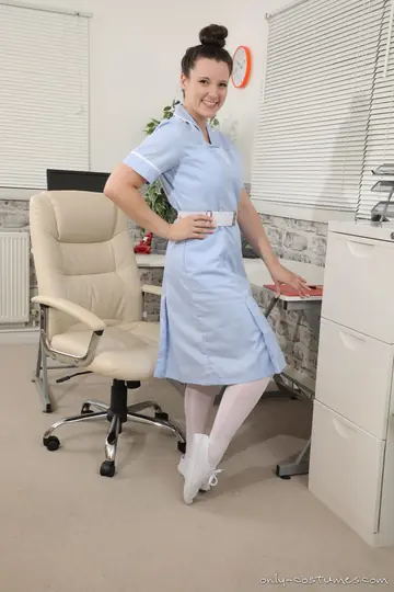 Ivy Rain – Busty Nurse in Pantyhose Spreads Her Legs in the Office