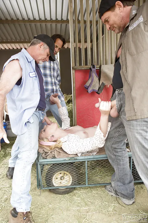 Miley May: Blonde in Shorts Sucks Three Men for Facials on a Farm – photo 10 of 16