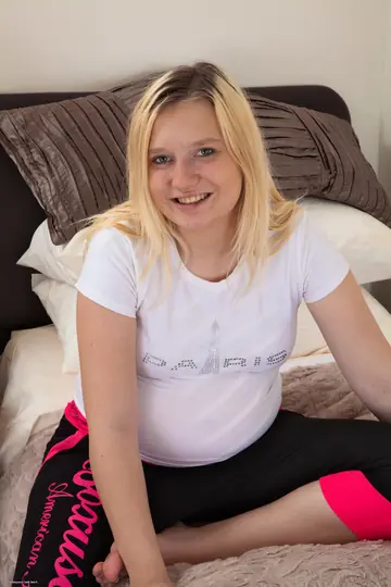 Blonde Pregnant BBW Spreads Her Hairy Crotch
