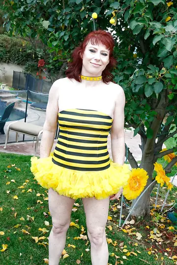 Dirtygardengirl – Thick MILF Spreads Her Ass and Pussy Outdoors