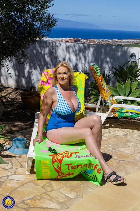 Marina Montana: Curvy Blonde MILF Sucks Cock Poolside in Her Bikini – photo 2 of 11
